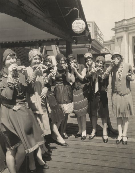 Chicago Women Eating Hot Dogs, 1920s - Imgur Women Eating, Scene Photography, Chicago Women, Vegas Showgirl, Chicago History Museum, 50 & Fabulous, Chicago History, White City, Jazz Age