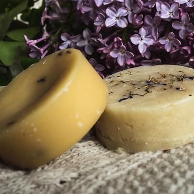 All Natural Conditioner Bar Diy, Diy Conditioner Bar For Curly Hair, Solid Conditioner Bar Recipe, Homemade Conditioner Bar, Diy Shampoo Bar For Curly Hair, Melt And Pour Conditioner Bar Recipe, Diy Shampoo And Conditioner Bars, Diy Conditioner Bar, Make Conditioner