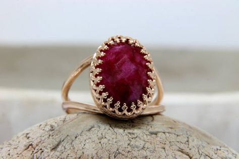 Ruby Ring Designs, Stone Ring Design, Gold Finger Rings, Birthday Sale, Gold Pearl Jewelry, Oval Cut Ring, Gold Jewelry Simple Necklace, Precious Rings, Red Jade