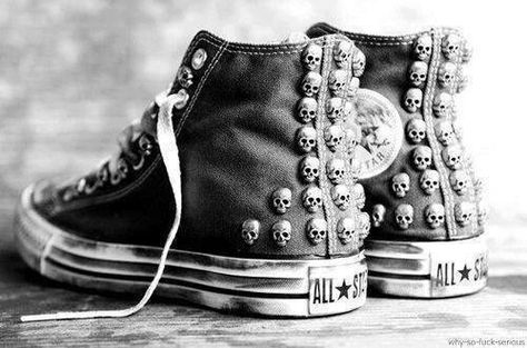 Must have! Baskets Converse, All Star Converse, Star Converse, All Stars Converse, Skull Fashion, Rock Punk, Creation Couture, Carrie Bradshaw, Skull And Bones