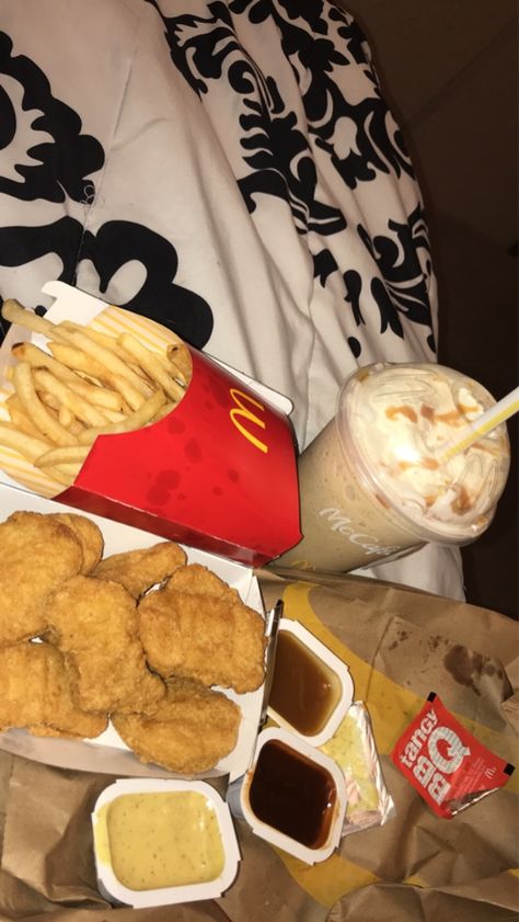 Caramel Frappe, Sleepover Food, Junk Food Snacks, Food Drink Photography, Food Goals, Snap Food, Food Videos Desserts, Instagram Food, Food Snapchat