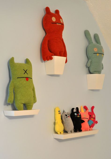 I love this so much. I need to get Ugly Dolls for baby's room! Monster Bedroom, Pregnancy Crafts, Montessori Kids Room, Monster Room, Monster Nursery, Big Boy Bedrooms, Monster Theme, Ugly Dolls, Doll Display