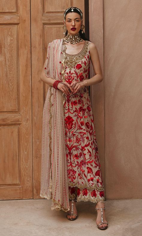 Beige Shalwar Kameez, Indian Gharara Design, Indian Gharara, Shirts Designs Pakistani, Indian Formals, Gharara Designs, Pakistani Shalwar, Nomi Ansari, Red Fort