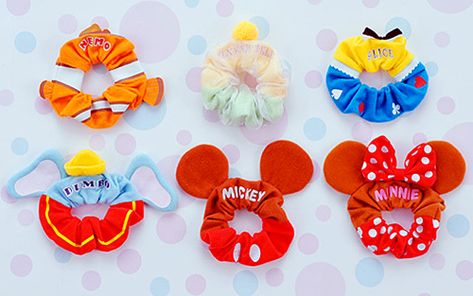 Disney Scrunchies, Disney Hair Bows, Disney Diy Crafts, Diy Hair Scrunchies, Disney Themed Outfits, Cute Disney Outfits, Disney Hair, Scrunchies Diy, Disney Bound Outfits