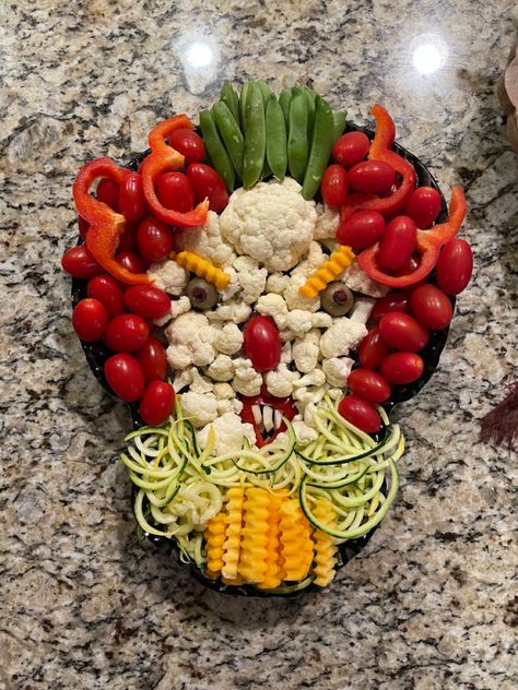 Clown Charcuterie Board, Scary Clown Face, Veggie Board, It Pennywise, Clown Face, Halloween Graveyard, Scary Clown, Clown Faces, Veggie Tray