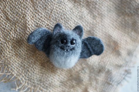 Dimitrescu Family, Felt Halloween Ornaments, Needle Felting Diy, Pottery Animals, X Stitch, Felt Halloween, Needle Felting Projects, Felt Birds, Halloween Trees