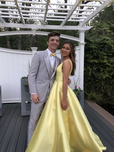 Prom Dress And Suit Matching, Yellow Prom Couple, Prom Matching Couples Outfits, Light Yellow Prom Dress, Prom Looks For Guys, Prom Suit And Dress, Beauty And The Beast Dress, Prom Outfits For Guys, Yellow Homecoming Dresses