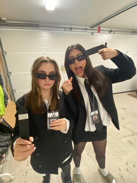 Halloween Costumes Matching Friends, Costume For Two Friends, Secret Spy Costume, Halloween Costume For Two Friends, Matching Outfits Best Friend Halloween, Iconic Duo Costumes Best Friends Easy, Hollowed Costumes For Two People, Secret Agents Costume, Halloween Coustomes Idea 2 People