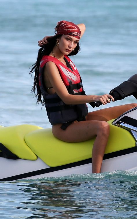 Jetski Outfit Women, Jetski Outfit, Jet Ski Outfit, Bella Hadid Body, Red Black Hair, Estilo Kardashian, Bella Hadid Outfits, Outfit For Women, Beach Fits