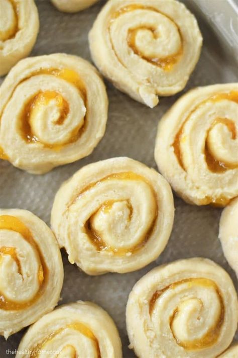 Apricot Rolls, Apricot Roll Recipe Polish, Peaches And Cinnamon Rolls, Peach Cinnamon Rolls Easy, Apricot Cinnamon Rolls, Apricot Filling Recipe, Apricot Roll Recipe, Apricot Pastry, Puff Pastry Apricot Jam