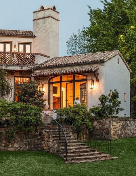 Mediterranean style home infused with elegance in Dallas Tuscany Style, Mediterranean Style Home, Mediterranean Style Homes, Tuscan Design, Mediterranean Home Decor, Spanish Style Home, Casas Coloniales, Spanish Style Homes, Mediterranean Home