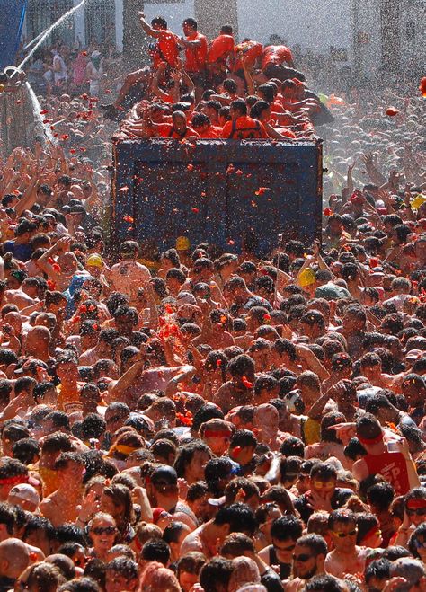 Thousands of revelers paint the town red at the annual La Tomatina festival in Bunol, Spain, held on the last Wednesday of August each year near Valencia. Bunol Spain, Holiday Around The World, Tomatina Festival, La Tomatina Festival, Tomato Food, La Tomatina, Landscapes Beautiful, Backpacking Spain, Pagan Festivals