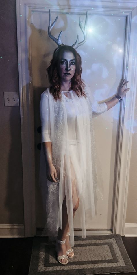 Harry Potter Patronus Costume, White Stag Costume, Patronus Costume Diy, White Stag Costume Narnia, Stag Costumes, Patronus Costume, Tumnus Costume, Harry Potter Couple Costume, Dementor Costume