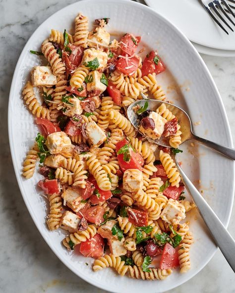 pasta salad in a bowl Ina Garten Pasta Salad, Easy Italian Pasta Salad, Feta Pasta Salad, Italian Chopped Salad, Best Pasta Salad, Feta Pasta, Making Pasta, Pasta Salad Italian, Perfect Pasta