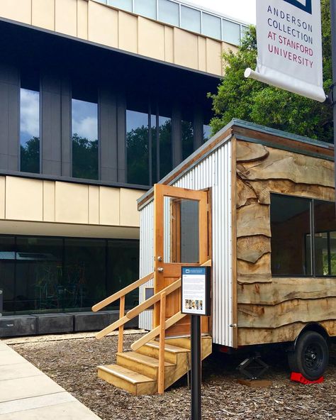 Mobile art studio on wheels Art Studio On Wheels, Tiny Eco House, Mobile Art Studio, Garage Art Studio, Artist Studios, Art Studio Organization, Studio Build, Tiny Studio, Studio Organization