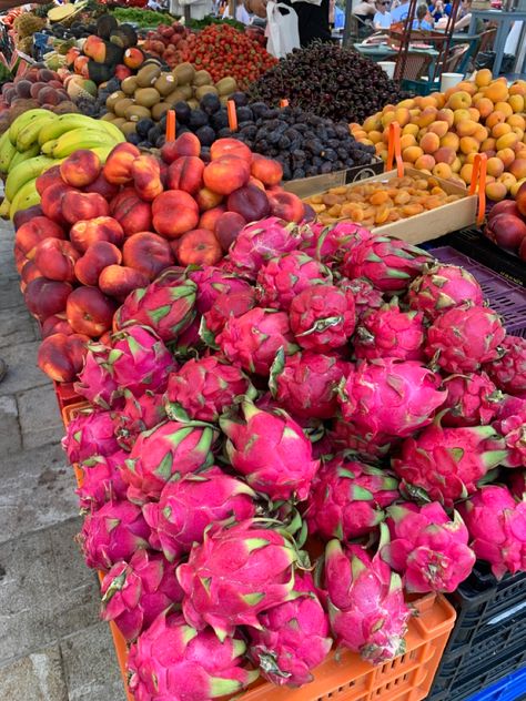 Farmers market food fruit healthy aesthetic summer vibe vacation Europe Summer Farmers Market Aesthetic, Gold Silver Makeup, Farmers Market Food, Candle Affirmation, Farmers Market Aesthetic, Coffee Frappe, Cottagecore Lifestyle, Relaxing Candle, Girl Best Friends