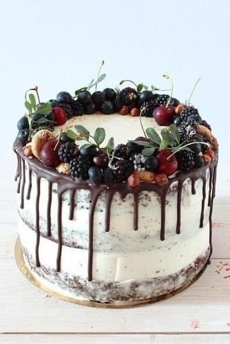 Rustic Chocolate Cake, Small Rustic Wedding, Rustic Wedding Cakes, Fruit Wedding Cake, Cake Rustic, Rustic Wedding Decorations, Small Wedding Cakes, Wedding Cake Recipe, Romantic Wedding Cake