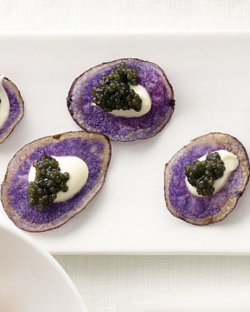 Purple potato chips with creme fraiche and caviar Caviar Recipes, Wedding Appetizers, Purple Food, Purple Potatoes, Fancy Food, White Plate, Snacks Für Party, Creme Fraiche, Food Presentation