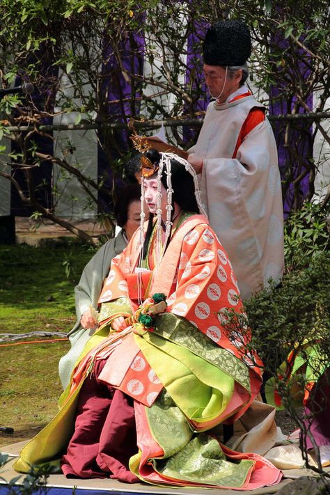 A man and woman dressed in heian robes at a Gokusui no En. Traditional Clothing Around The World, Period Fashion, Heian Era, Modern Kimono, Japanese Festival, Fashion Reference, Kimono Design, Indigenous Culture, We Are The World