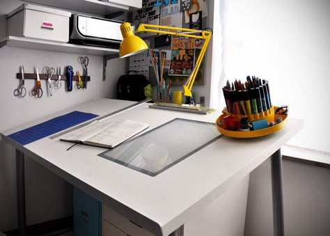 How to Make a DIY Adjustable Drafting Table from Any Desktop Art Desk Ideas, Ikea Art, Drafting Tables, Diy Landscaping Ideas, Drafting Table, Drawing Table, Ikea Hackers, Studio Office, Office Makeover