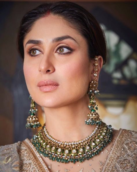 Indian Bridal Wear Red, Bridal Jewels, Diamond Pendants Designs, Antique Jewellery Designs, Bridal Gold Jewellery Designs, Kareena Kapoor, Drop Dead, Bridal Gold Jewellery, I Love Her