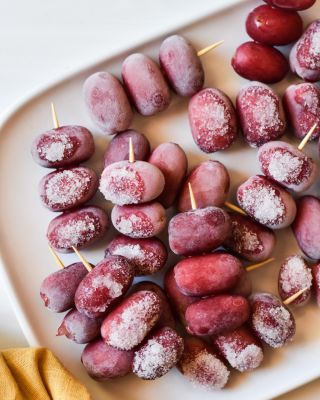 Prosecco Grapes Frozen, Prosecco Grapes, Prosecco Wine, Fruit Sticks, Bday Dinner, Frozen Grapes, Fruit Skewers, Types Of Fruit, Fall Dessert Recipes