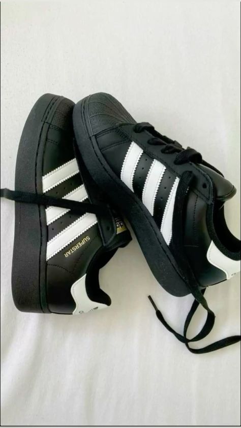 Adidas,superstar,noir et blanche,Stockholm,parfaite,qui passe avec tout ! All Star Adidas, Adidas Black Shoes, Super Star Adidas, Black Adidas Superstar, Adidas Shoes Black, Superstars Adidas, Black Superstars, Adidas All Star, Adidas Superstar Outfit