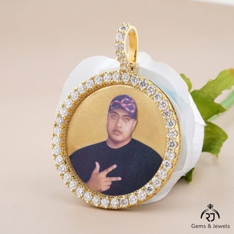 Custom Iced Out Photo Pendant 925 Sterling Silver / Moissanite Diamond / Customize Jewelry / hip Hop Pendant / Custom Photo Memorial Pendant ◈ 𝐦𝐞𝐭𝐚𝐥 →Metal: 925 Starling Silver, 10K Gold, 14K Gold, And 18K Gold →Metal Color: Yellow Gold, White Gold, Rose Gold, Black Gold(Plating) →Weight: 41 To 77 GM ◈ 𝐃𝐢𝐚𝐦𝐨𝐧𝐝  →Diamond: Moissanite Diamond (Man Made Diamond / Eco-Friendly Diamond)  →Color: D →Quality: VVS →Weight: 7.5 CT  →Shape: Round Brilliant Cut.  →Setting: Micro setting.  ◈ 𝐎𝐫𝐝𝐞𝐫 𝐏𝐫𝐜𝐨𝐞𝐬𝐬 →Place an Order At RJ Gems And Jewels →We Will Make the Pendant Design according to the Customer's Need And Show it To The Buyer. →After The Confirmation Of The Design We Will Start Making The Pendant. (After Two Days the design not confirmed by the Buyer Then We Will Process M Iced Out, Customize Jewelry, Jewelry Hip Hop, Moissanite Pendant, Memorial Pendant, Photo Pendant, Man Made Diamonds, Mens Pendant, Letter Pendants