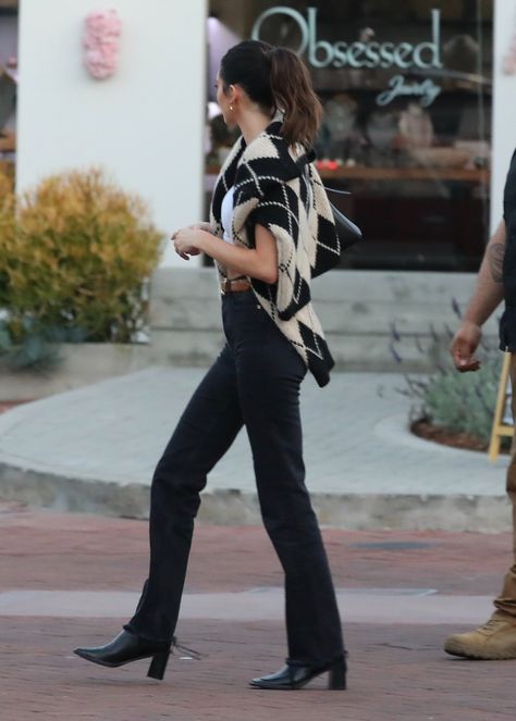 Kendall Jenner Outfits Street Styles, Short Boots Outfit, Kendall Style, Winter City, Model Outfit, Kendall Jenner Outfits, Celebrity Street Style, July 12, Celebrity Outfits