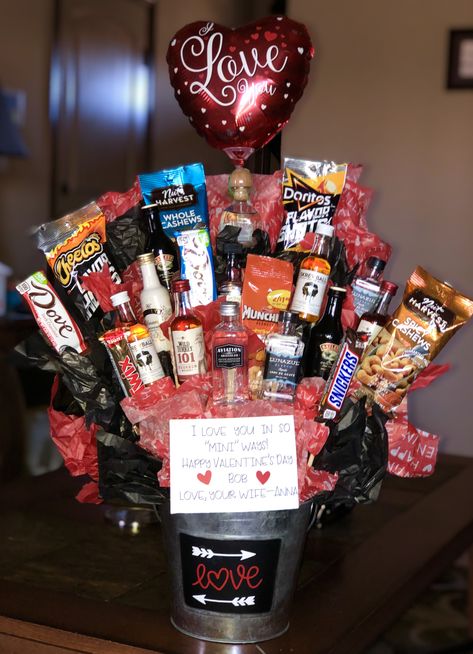 Easy DIY mini bottle bouquet with some snacks throughout. Great guy gift or someone turning 21   #liquor #minibottles #bottle #guygift #bouquet #minibottlebouquet #valentine #valentinesday #DIY #alcoholbouquet Mini Alcohol Bouquet, Mini Bottle Bouquet, Mini Alcohol Bottles Gifts, Miniature Alcohol Bottles, Booze Bouquet, Alcohol Bouquet, Beer Bouquet, Bottle Bouquet, Liquor Gift Baskets