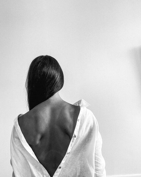 Open Back Photoshoot, Women Back Photography, Back Photos Aesthetic, Back Shot Pose, Female Aesthetic Faceless, Backless Photoshoot, Poses From The Back, Woman's Back Photography, Clean Photoshoot