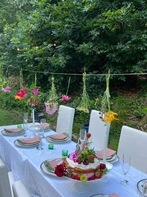 midsummer themed party. fairy flower theme Spring Fling Party, Garden Dinner Party, Easy Garden Ideas, Garden Dinner, Fairy Garden Birthday Party, Garden Party Theme, Fairy Tea Parties, Fall Dinner Party, Dinner Party Decorations