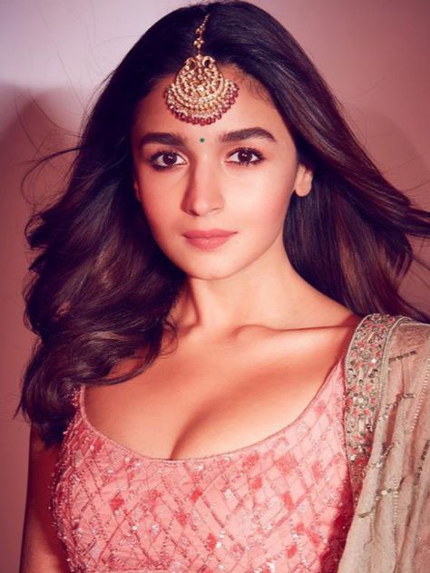 Heart Of Stone, Becoming An Actress, Artists For Kids, Makeup Looks Tutorial, Beauty Makeup Tips, British Actresses, Alia Bhatt, Celebrity Look, Hd Images