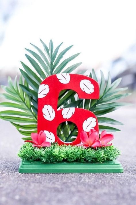 Ideas para fiestas de Stitch | Guía para decorar cumpleaños Lilo And Stitch Party Ideas Decoration, Diy Lilo And Stitch Decor, Diy Stitch Decorations, Lilo And Stitch Decorations, Lilo Y Stitch Cumpleaños, Stitch Centerpieces, Lilo And Stitch Birthday Party, Paper Flowers Decoration, Stitch Bday