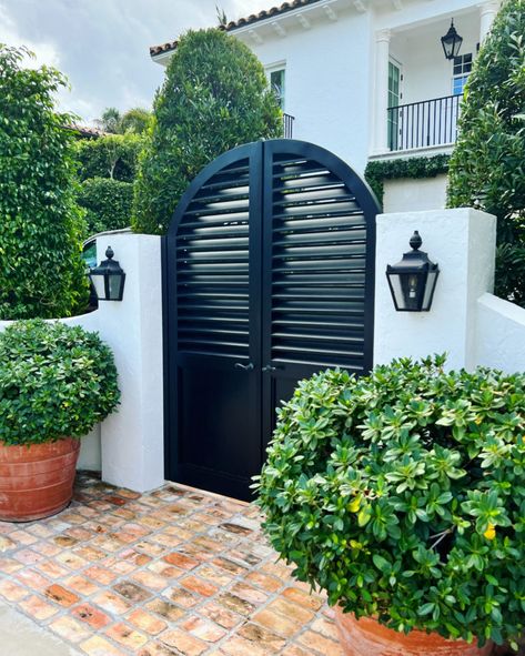 Dunbar Road’s Palm Beach Guide – The Potted Boxwood Spanish Style Home Interior, Potted Boxwood, Yard Gate, House Fence Design, Entrance Gates Design, Front Courtyard, French Style Homes, Front Gate, Spanish Style Home