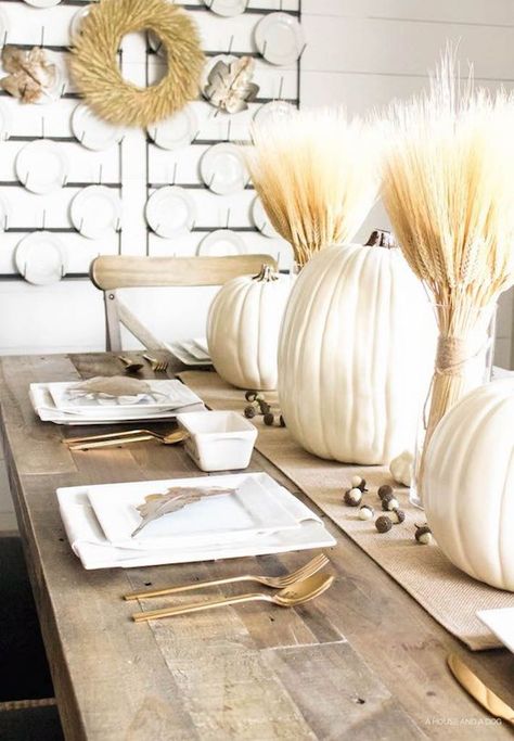 White Fall Decor Ideas, Thanksgiving Table Design, Fall Decor Simple, Minimal Fall Decor, Pumpkin Tablescape, Simple Fall Decor, Autumn Farmhouse, White Autumn, Easy Fall Decor