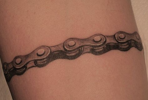 Tatuajes Motorcycle Chain Tattoo, Bike Chain Tattoo, Chain Tattoos, Cycle Chain, Bike Tattoo, Tattoo Cafe, Cowboy Tattoos, Bicycle Tattoo, Chain Tattoo