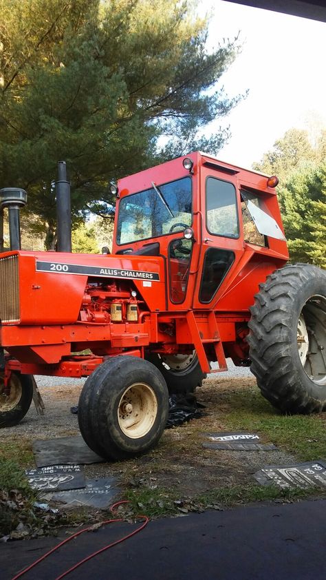 we just love this tractor...she was sold new by clausson equipment co.of Renssalaer Ind.as a plow tractor and somehow ended up in Ohio... Tractor Cabs, Farming Life, Allis Chalmers Tractors, Tractor Photos, Tractor Pictures, Farm Scenes, Big Tractors, Lawn Tractors, Allis Chalmers