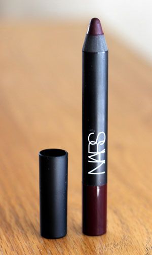 Matte velvet lip pencil Nars - train bleu Nars Train Bleu, Lip Pencil Colors, Berry Color, Glossier Lip Gloss, Diy Lip Gloss, Dark Lipstick, Lip Fillers, Velvet Matte, Matte Lip