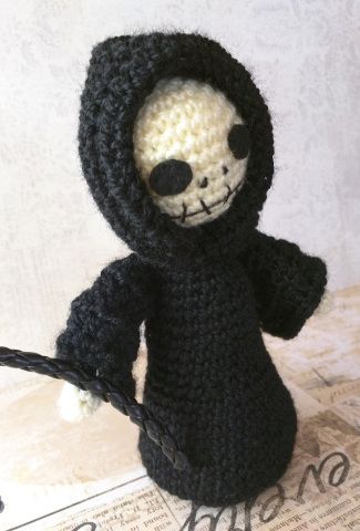 Muñeco muerte de ganchillo – Rosebud Crochet Skull, Crochet Monsters, Crochet Disney, Fun Crochet Projects, Halloween Crochet, Creepy Dolls, Crochet Doll Pattern, A Stick, Knitted Dolls