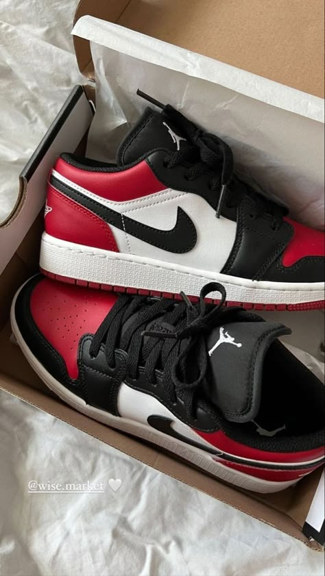 Sneakers In Box, Nike Air Jordan Shoes, Dr Shoes, Trendy Shoes Sneakers, Jordan Shoes Girls, Pretty Shoes Sneakers, Kicks Shoes, All Nike Shoes, Nike Shoes Jordans