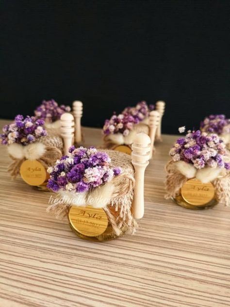 Our products are prepared in 40 CC (4*4*5 cm) glass jars with gold metal lids. The jar decoration is made with straw fabric, jute rope, natural shocked gypsum flowers and cottongrass. If you want the cipso flower decoration to be made in different colors, you can specify in the message section. Handcrafted wooden honey spoons are included in the product The plexi label is specially designed for you. Please write the information you want to be written on the label in the personalization section. Wedding Favours Honey, Honey Jars Wedding Favors, Party Favor Honey Jars, Mini Honey Jars Wedding Favors, Honey Jar Doorgift, Honey Jar Wedding Favors, Jar Decoration, Luxury Wedding Gifts, Honey Spoons