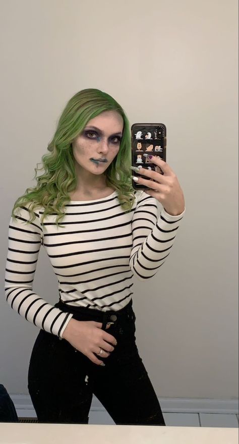 Beetlejuice halloween costume Women Beetlejuice Costume Diy, Beetlejuice Aesthetic Outfit, Beetlejuice Outfit Ideas, Beetlejuice Inspired Outfit, Beetlejuice Costume Diy, Beetlejuice Outfits, Casual Halloween Costumes, Beetlejuice Halloween Costume, Halloween Juice