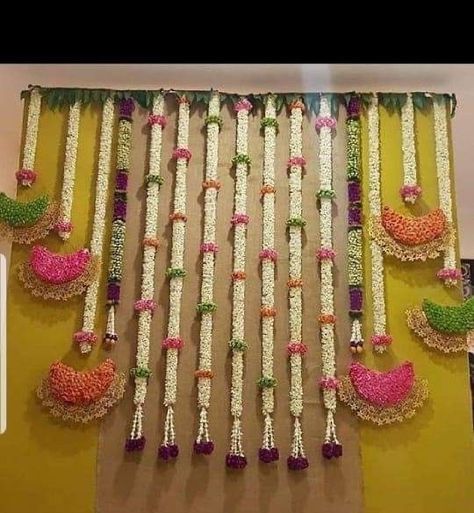 Indian Handicrafts Decor, Photo Booth Backdrop Ideas, Flower Wall Decor Diy, Traditional Backdrop, Engagement Backdrop, Simple Stage Decorations, Home Flower Decor, Ganpati Decoration At Home, Diy Floral Decor