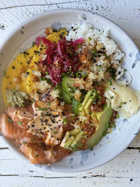 The Best Crispy Rice & Salmon Bowl Recipe @nocrumbsleft Rice Salmon Bowl, Crispy Rice Salmon, Salmon Bowl Recipe, Rice Salmon, Sriracha Salmon, Crispy Salmon, Salmon Rice Bowl, Salmon Rice, Salmon Bowl