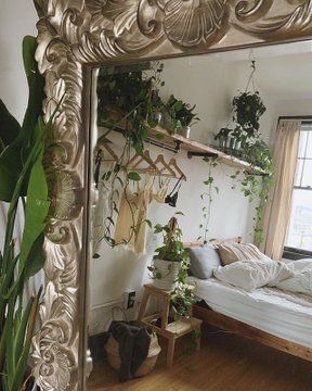 Big Antique Mirror In Bedroom, Antique Bedroom Aesthetic, Antique Aesthetic Bedroom, Antique Room Aesthetic, Mirror Plants, Minimal Bedroom, Plants Decor, Solid Wood Bed, Wood Bed