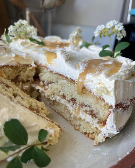 Caramelized honey soaked almond cake 🍯 By @by_karianna #food #foodie #foodism #foodstagram #foodblogger #cake #cakedecorating #cakes #baker Honey Jar Cake, Honey Cake Aesthetic, Rustic Honey Cake, Modern Honey Vanilla Cake, Honey Soaked Almond Cake, Soaked Almonds, Honey Cake, Strawberry Milk, Pastry Cake