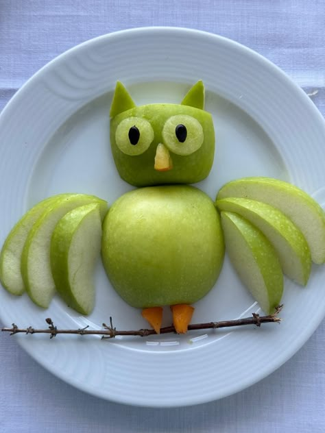 Fruit And Veggie Animals, Animals Made Out Of Food, Animal Food Art, Food On A Plate, Animal Shaped Foods, Vegetable Crafts, Internet Fame, Halloween Breakfast, Fruit Creations