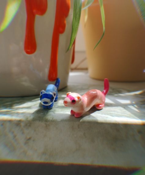 small assistants for artists or decorational desk buddies Polymer Clay Ferret, Tiny Clay Things Easy Simple, Polymer Clay Desk Buddies, Cute Air Dry Clay Ideas Easy, Clay Desk Buddies, Shark Crafts, Desk Buddies, Desk Pets, Shark Craft