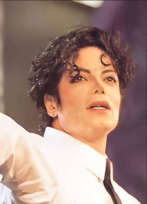 Curly Beach Hair, Michael Jackson Impersonator, Michael Jackson Live, Michael Jackson Poster, Michael Jackson Neverland, Tiktok Edits, Photos Of Michael Jackson, Michael Jackson Art, Michael Jackson Smile